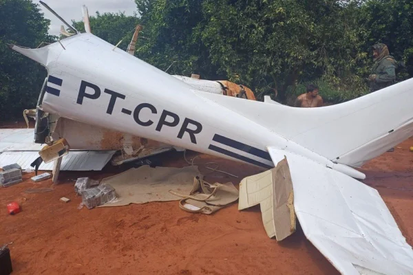 Imagem colorida mostra avião partido ao meio após pouso forçado - Metrópoles
