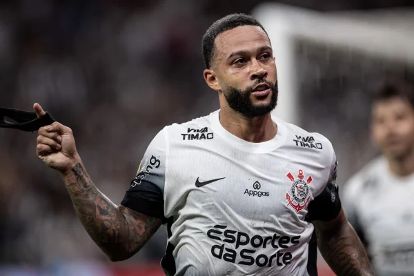 Imagem colorida de Memphis Depay - Metrópoles