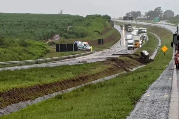 Chuva em SP: cratera engole carro e deixa uma pessoa desaparecida