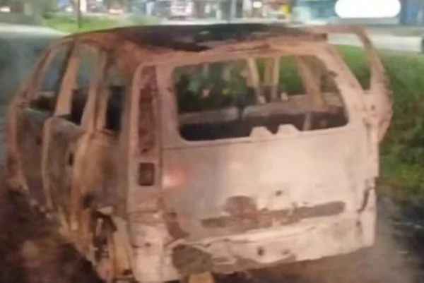 Imagem colorida de estrutura de carro que pegou fogo. Metrópoles