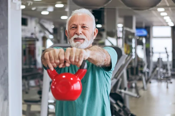 Imagem colorida de idoso fazendo musculação - Metrópoles