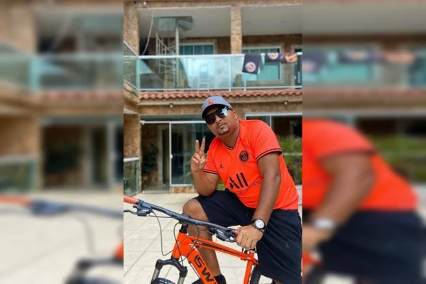 Imagem colorida do cantor Mateus de Souza Vargas júnior, conhecido como MC Roba Cena - Metrópoles