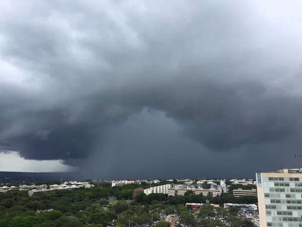 Verão começa com tempo instável, pancadas de chuva e trovoadas no DF