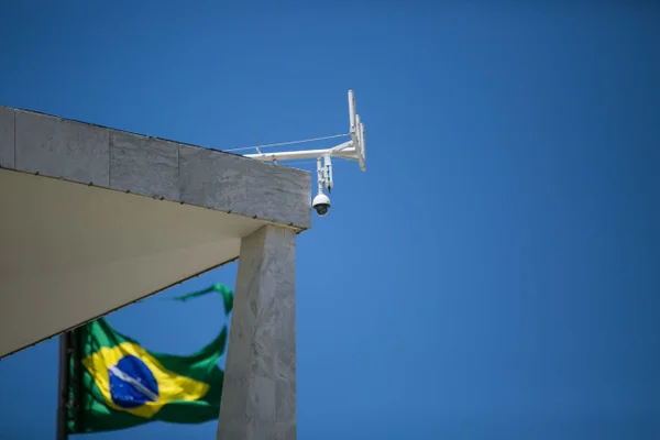 antena no palácio do planalto com bandeira do brasil ao fundo