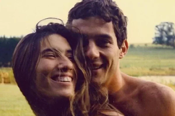 Foto colorida de Adriane Yamin e Ayrton Senna - Metrópoles