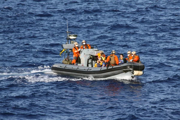 Guarda Costeira da Itália resgata 1,1 mil imigrantes no Mar Mediterrâneo