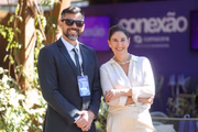Diretor de Redação do Metrópoles, Otto Valle, e a country manager da Comscore Brasil, Ingrid Veronesi