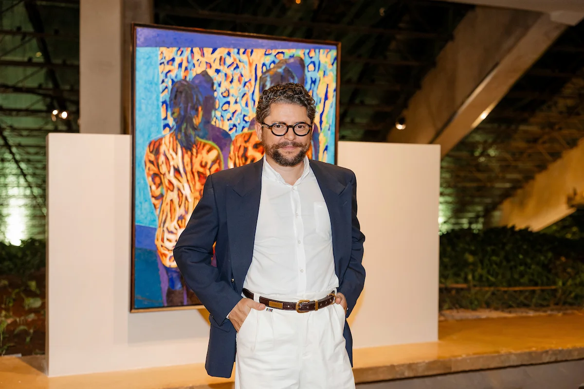 Mestre em Artes Visuais pela Universidade de Brasília, Taigo Meireles dialoga com a tradição da pintura histórica, cenografia clássica e cinema