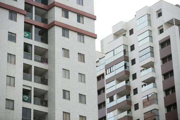 Fotografia colorida de fachada de prédios no DF