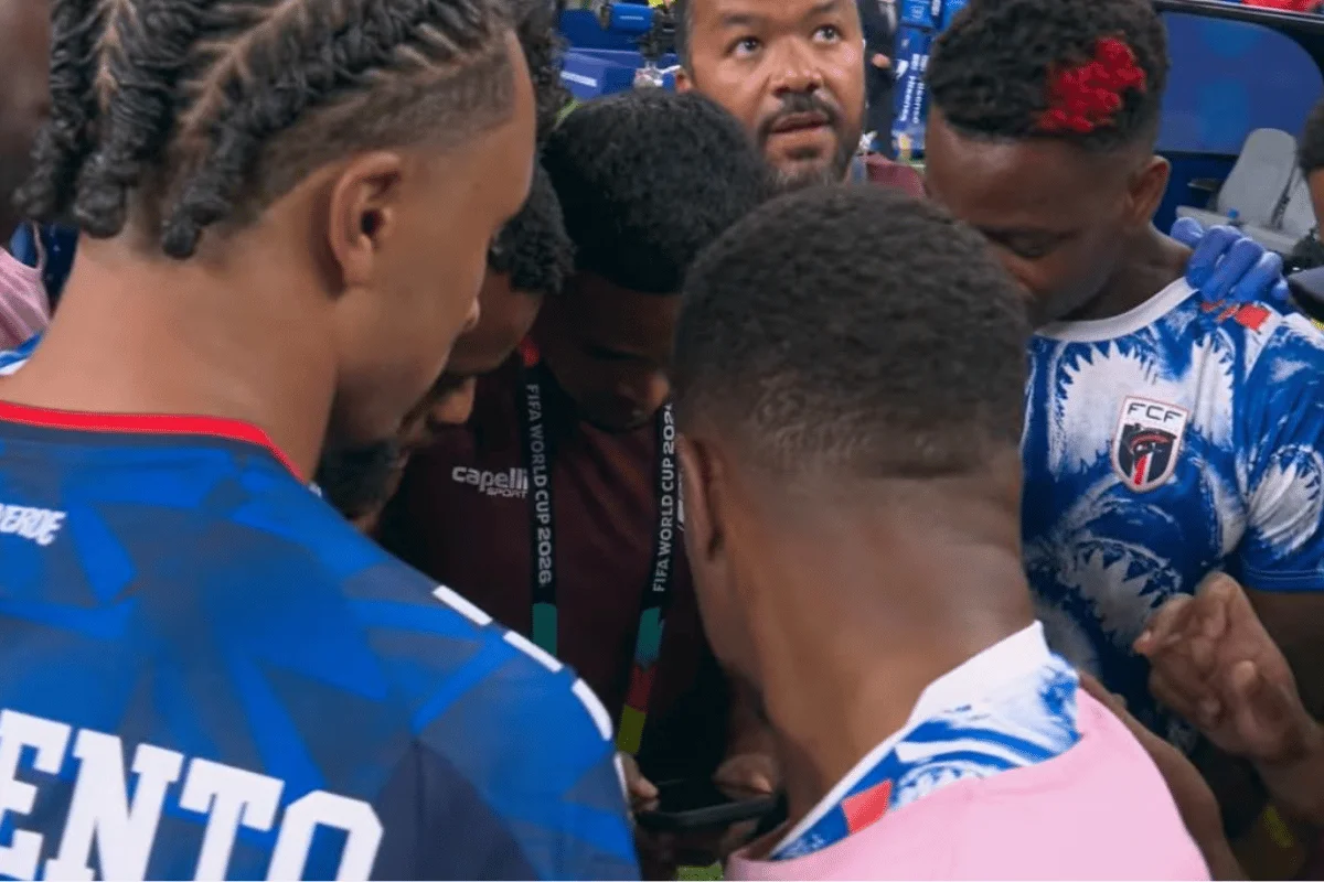 Jogadores de Cabo Verde de olho em celular Jogadores de Cabo Verde de olho em celular