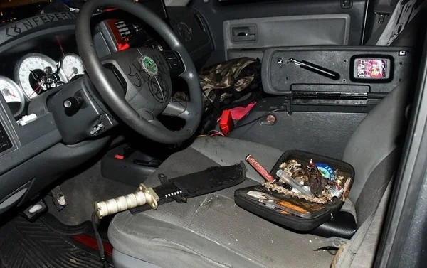 Armas que a polícia disse ter encontrado dentro do veículo dirigido pelo suspeito