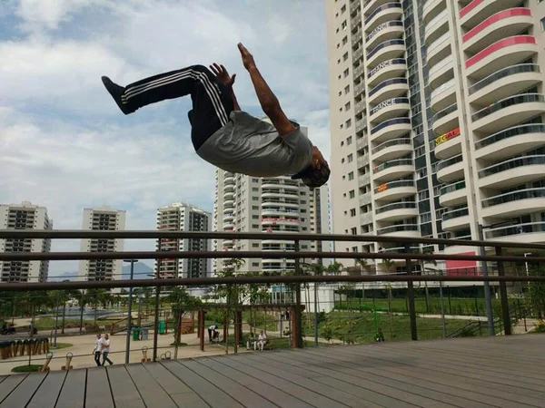 Dançarino precisa de prótese para disputar a Paralimpíada em Tóquio