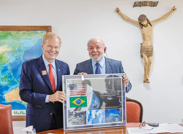imagem colorida de lula e administrador da Nasa