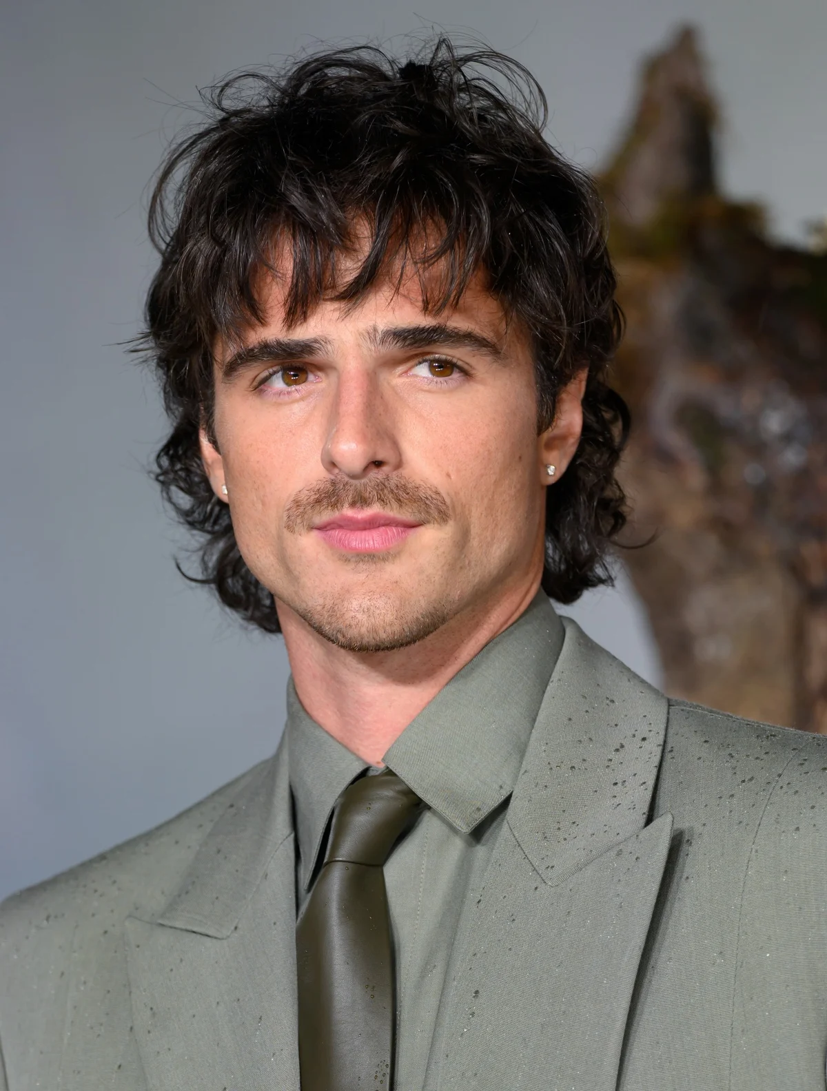 Jacob Elordi combina o bigode fino com um cavanhaque Jacob Elordi combina o bigode fino com um cavanhaque