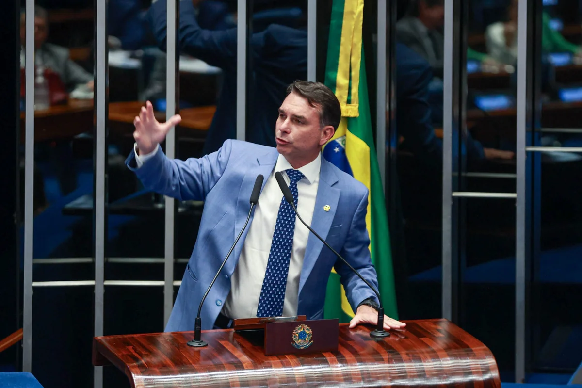 Senador Flávio Bolsonaro em discuso contra Alexandre de Moraes no Senado Senador Flávio Bolsonaro em discuso contra Alexandre de Moraes no Senado