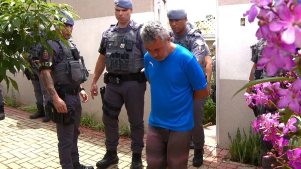 Imagem colorida mostra momento em que policiais prendem Dako, considerado um dos criminosos mais perigosos do país - Metrópoles