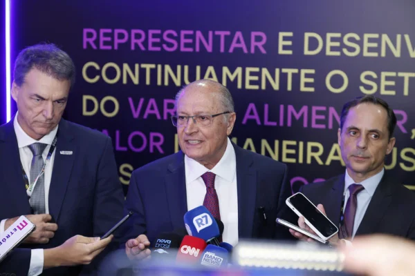 imagem colorida mostra três homens brancos.