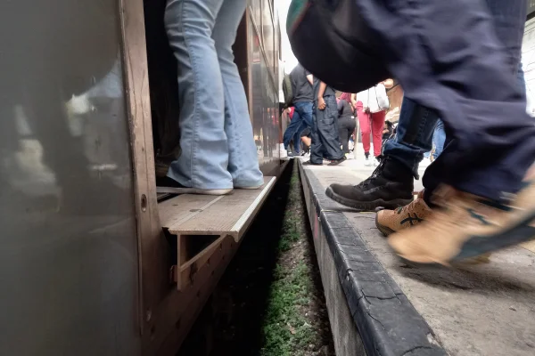 Imagem mostra vão entre trem e plataforma - Metrópoles