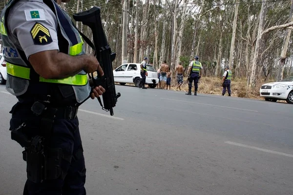 Motorista é esfaqueado durante tentativa de roubo de carro