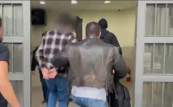 Imagem colorida de homem sendo preso