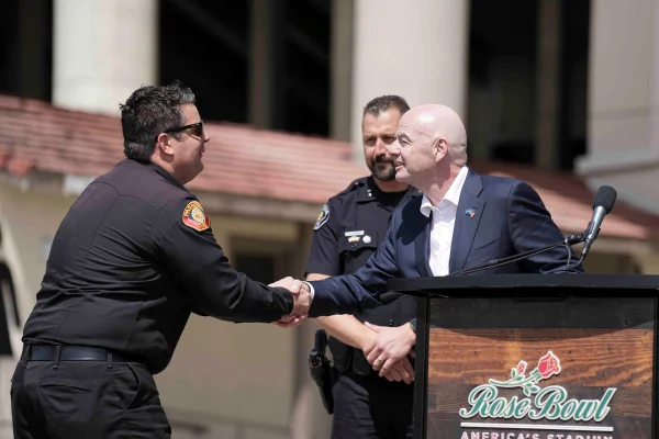 Foto colorida de Gianni Infantino, presidente da Fifa, em homenagens aos bombeiros da Califórnia - Metrópoles