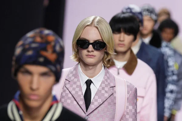 Modelos na passarela do desfile da coleção outono/inverno 2025/26 da Louis Vuitton - Metrópoles