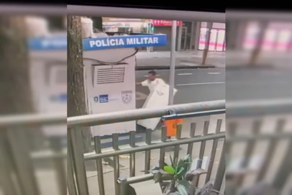 Homem furtando geladeira
