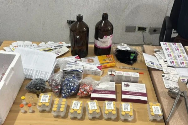Imagem colorida de materiais apreendidos com dupla que fabricava canetas emagrecedoras clandestinamente na zona leste de São Paulo. - Metrópoles