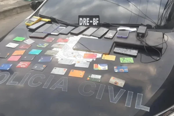 Foto colorida de itens apreendidos durante operação da Polícia Civil