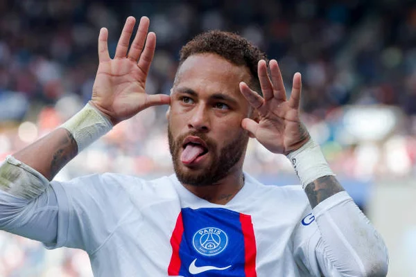 Enfim, sabemos para quem Neymar faz tantas caretas depois dos gols