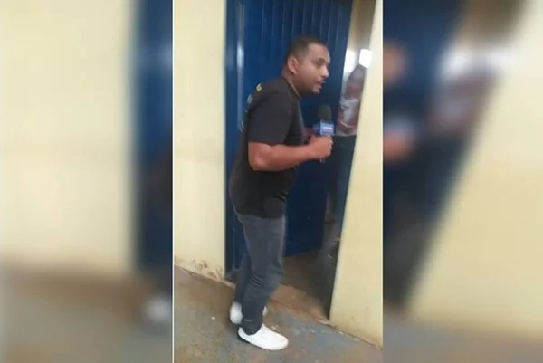 homem tentando entrar em banheiro