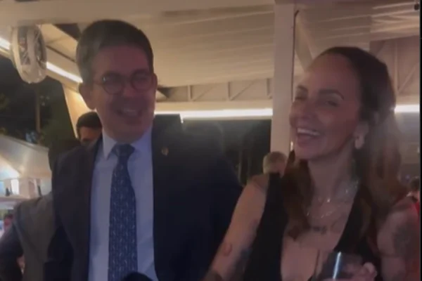 O senador Randolfe Rodrigues (PT) e a influenciadora "Esquerdogata"
