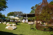 Espaço da Embaixada de Portugal preparado para o evento, com mesas ao ar livre