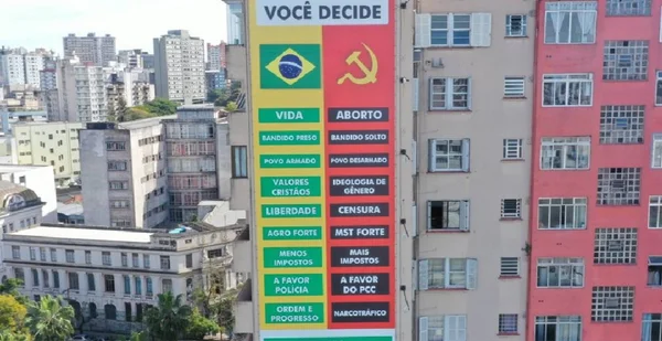 Painel gigante em Porto Alegre associa esquerda ao narcotráfico e PCC