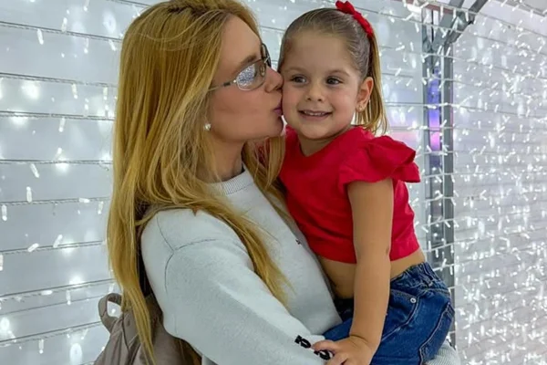 Virginia Fonseca machuca o olho durante brincadeira com Maria Flor - Metrópoles