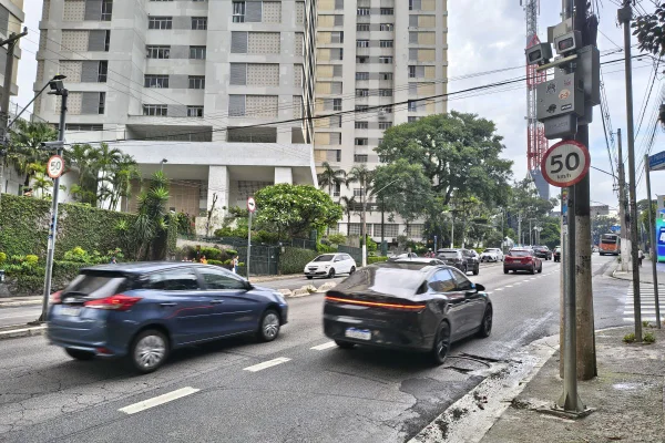 Imagem mostra radar em rua de São Paulo - Metrópoles