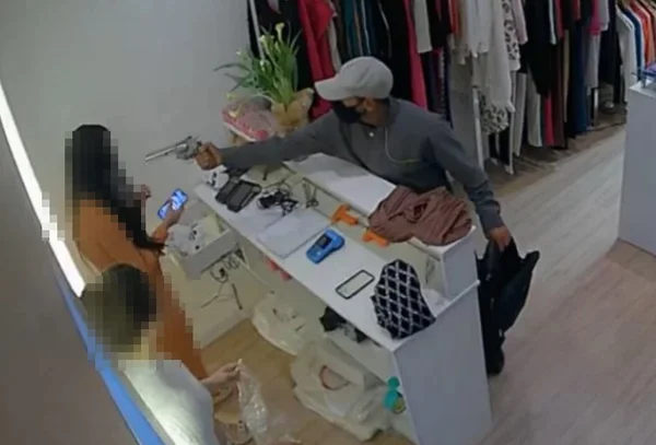 “Ladrão da arma prateada” assusta vendedoras de lojas de roupas; vídeo