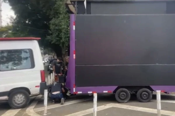 Imagens coloridas mostram van e carreta parados em frente a uma emissora de TV em São Paulo