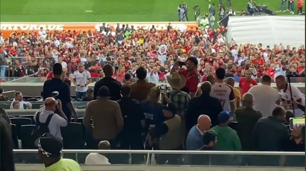 Entre vaias e aplausos, Bolsonaro chega para jogo do Flamengo no RJ