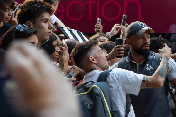 Foto colorida de Bernard atendendo a torcida - Metrópoles