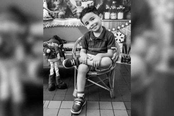 Criança morre após cair de 2° andar de hotel