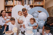 Letícia e Juliano Cazarré posam com os filhos