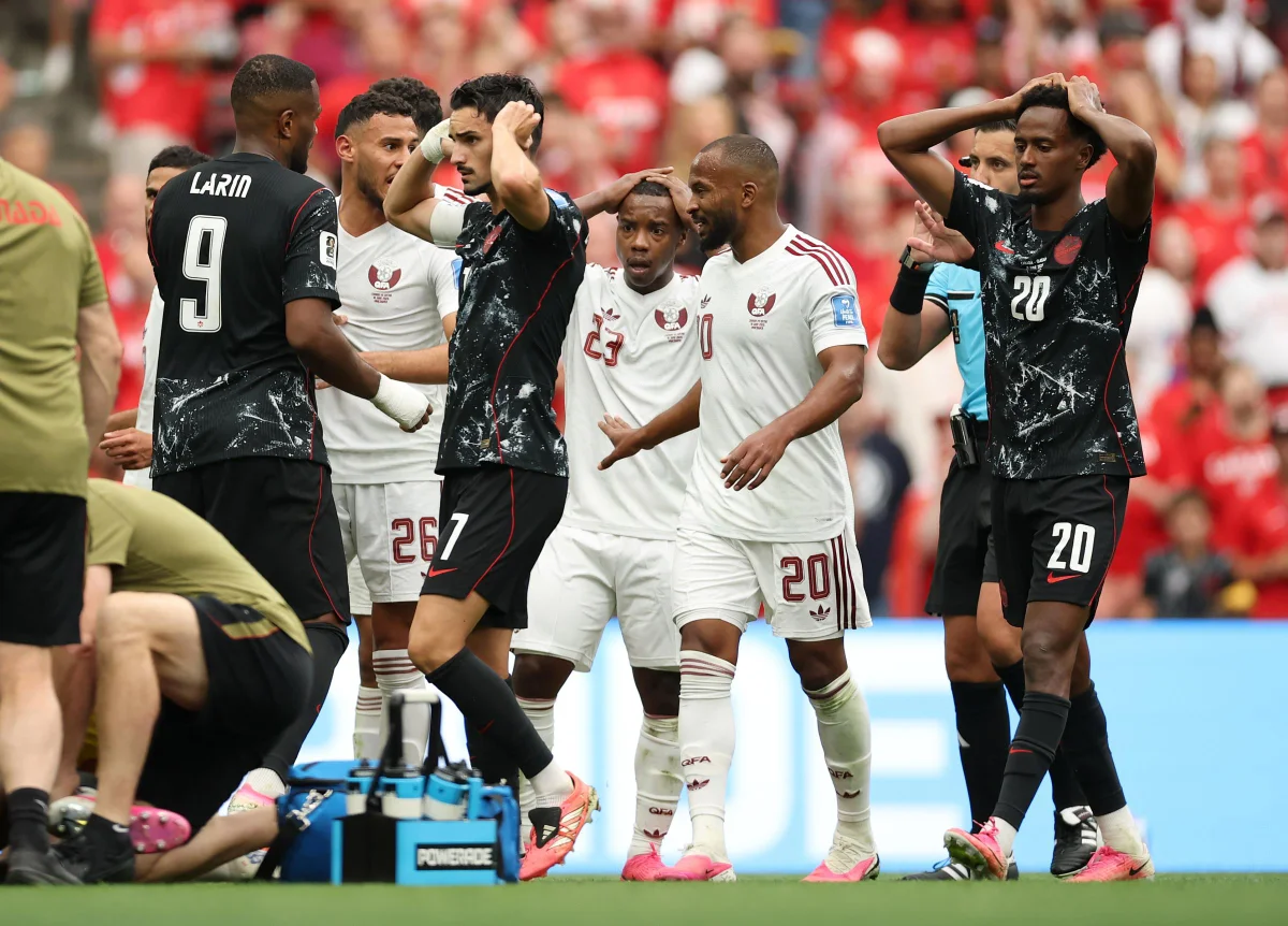 Jogadores se desesperaram após Koné, do Canadá, quebrar a perna; fotos - imagem 1 Jogadores se desesperaram após Koné, do Canadá, quebrar a perna; fotos - imagem 1