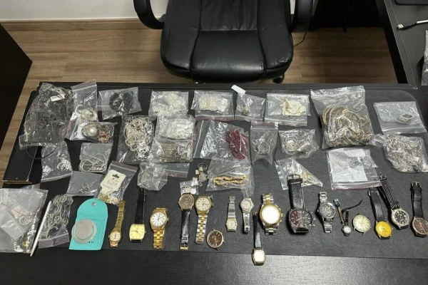 Imagem colorida de objetos de valor espalhados em uma mesa apreendidos com quadrilha pelo Deic - Metrópoles