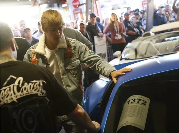 Ferrari batida de Justin Bieber é leiloada por R$ 1,3 milhão