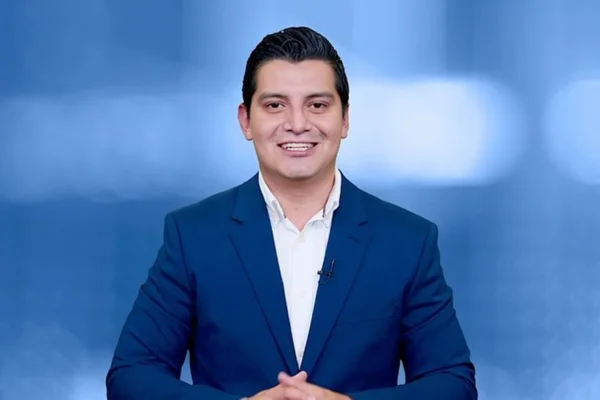 Adan Manzano posa durante um de seus trabalhos - Metrópoles