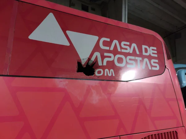Ônibus do Bahia é atingido por bomba e goleiro fica ferido