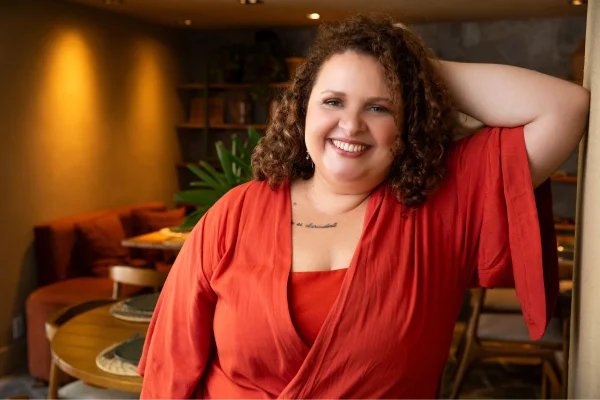 Conhecida pelos romances A Cabeça do Santo e Oração para Desaparecer, a autora cearense Socorro Acioli vai lançar um novo livro na Flip 2026 - Metrópoles