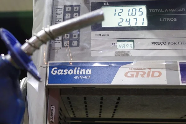 Gasolina vai ficar mais barata nas refinarias a partir deste sábado