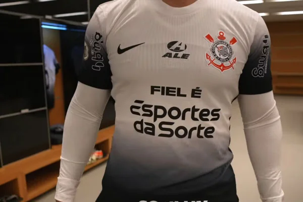 Imagem colorida de camisa do Corinthians - Metrópoles